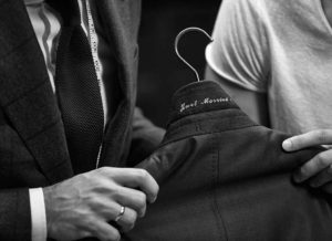 Close-up van de achterkant van een kraag met de tekst 'Just Married', Maatkleding stap voor stap