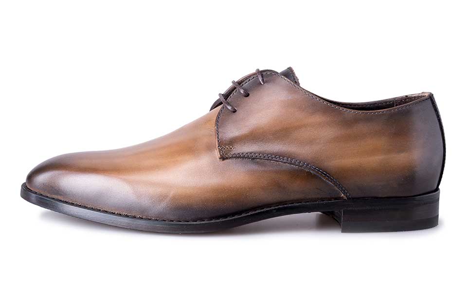 Miotinto Como Derby schoen in bruin, een handgemaakt en luxe Italiaans ontwerp.