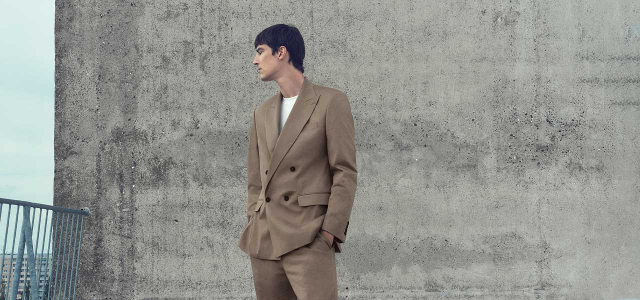 Bruin Digel colbert met een dubbele rij knopen. Stijlvol, modern en perfect voor een tijdloze look. Verkrijgbaar bij Van den Broek Herenmode in Haarlem.