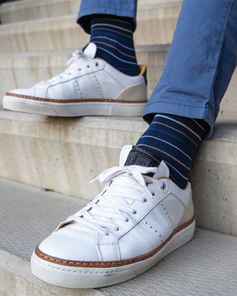 Stijlvolle Effio herensokken in rustiek jeansblauw met een subtiel gestreept patroon. Perfect voor een casual, verfijnde look. Verkrijgbaar bij Van den Broek Herenmode in Haarlem.