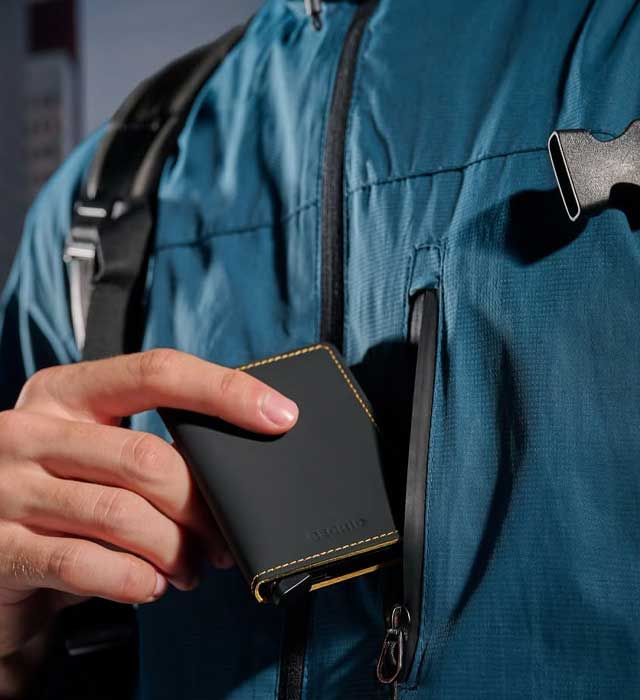 Modieuze en veilige Secrid wallet uit de 2025 collectie, met RFID-bescherming en compact design. Verkrijgbaar bij Van den Broek Herenmode in Haarlem.