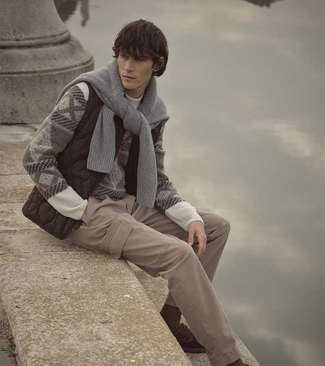 Stijlvolle Fynch Hatton herenkleding, casual chic look in een lente-omgeving.