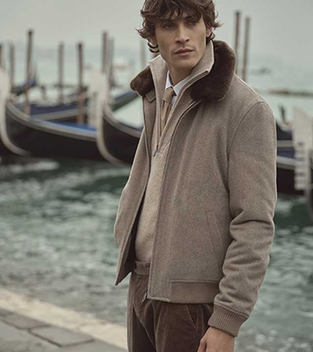 Twee mannen in Fynch Hatton kleding ontspannen op een boot, zomerse uitstraling.