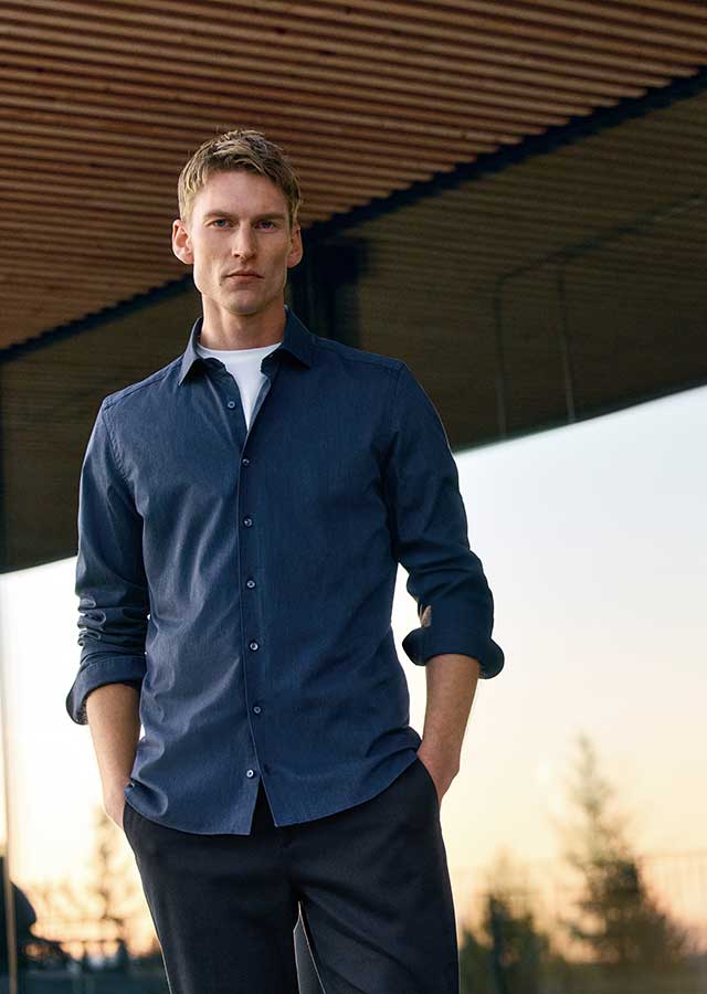 OLYMP donkerblauw overhemd – tijdloze casual chic Donkerblauw OLYMP overhemd met moderne snit – stijlvolle casual look Van den Broek Herenmode Haarlem