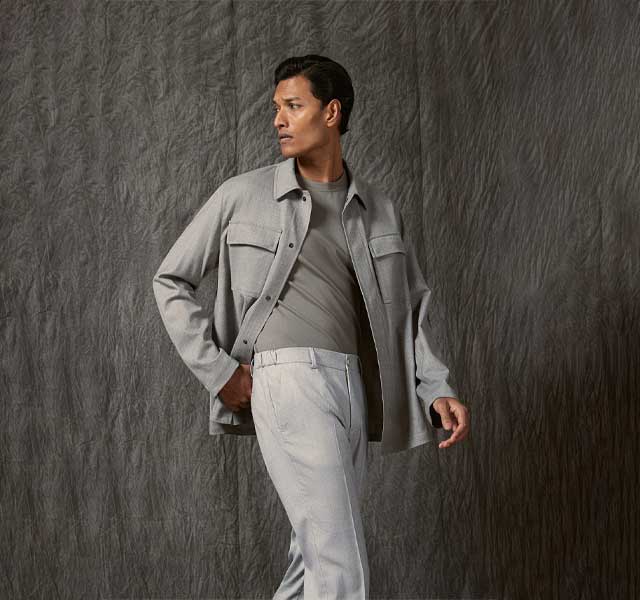 Berwich grijze outfit – Italiaans design bij Van den Broek Herenmode Man gekleed in een Berwich tailored fit broek in een warme tint, gecombineerd met een linnen overhemd en stropdas voor een stijlvolle, casual zakelijke look.