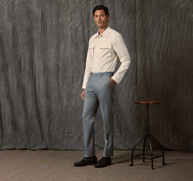 Berwich blauwe pantalon – Italiaanse stijl bij Van den Broek Herenmode Man gekleed in een Berwich linnen zomerset met een lichtgewicht overhemd en shorts, perfect voor een stijlvolle en comfortabele zomerlook.