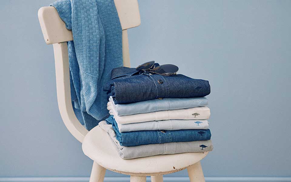 Fynch Hatton witte sweater met donkere denim en sneakers – casual herenmode