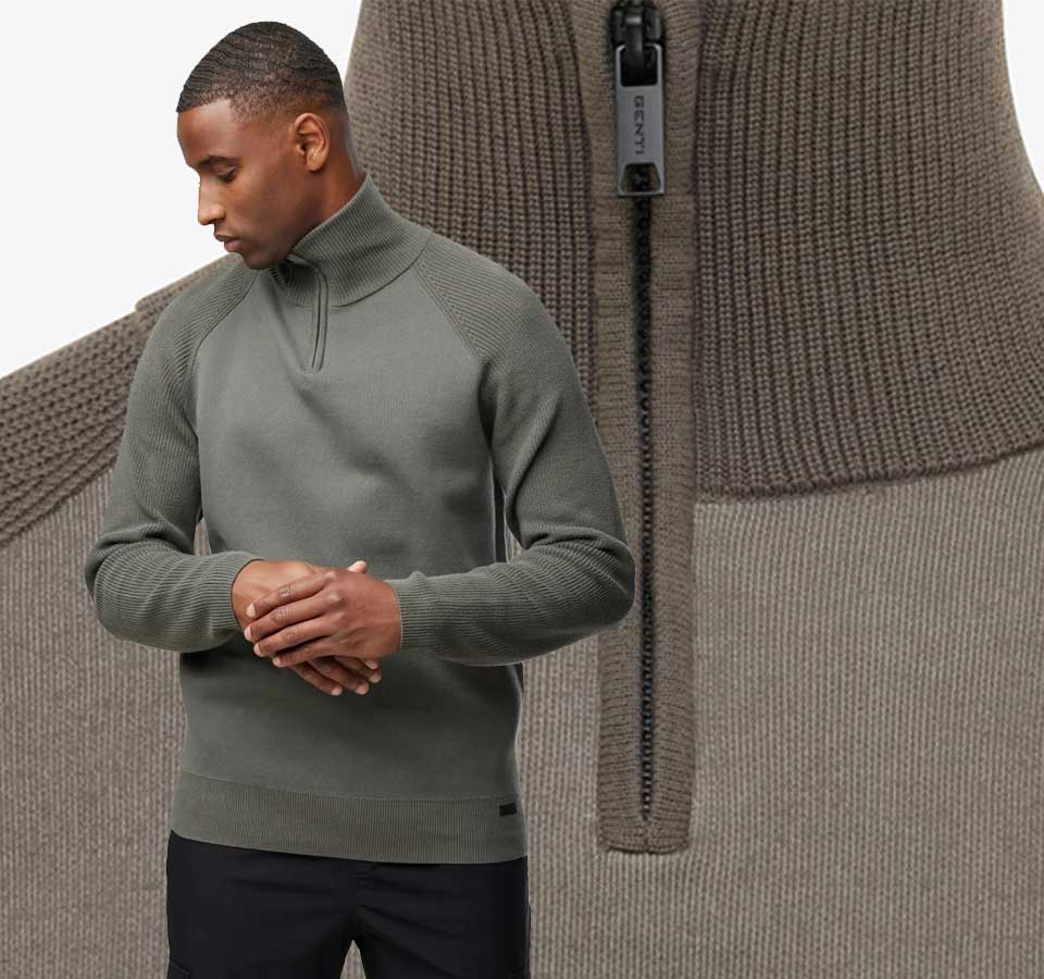 Man en vrouw in donkerblauwe A-dam onderkleding met vrolijk patroon, zittend en ontspannen