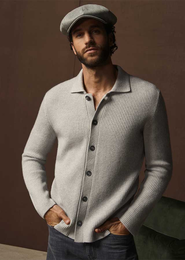 Man draagt de Gran Sasso cardigan 23104/19661-044 in lichtgrijs, verkrijgbaar bij Van den Broek Herenmode in Haarlem.