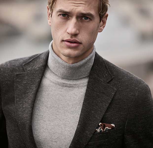Carl Gross Colbert & Turtleneck Look – Van den Broek Herenmode Haarlem Close-up van man in donkerbruin Carl Gross colbert met grijze turtleneck, gepresenteerd voor Van den Broek Herenmode in Haarlem.